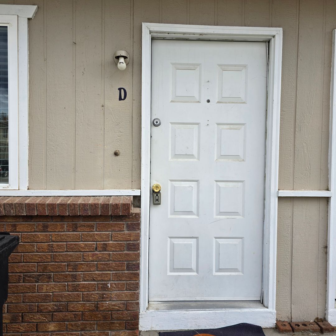 Clifton Apartment: 3247 1/2 Main St.
