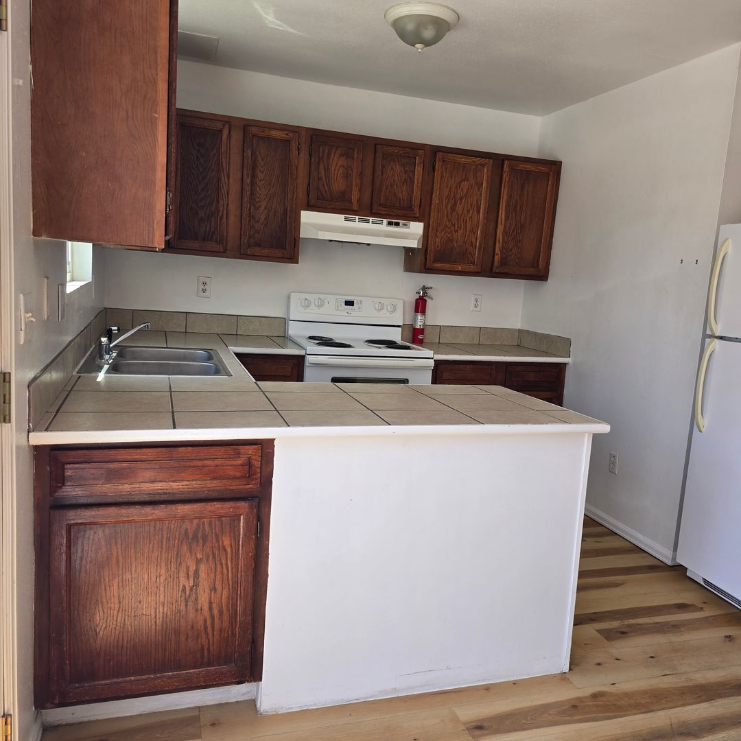 Clifton Apartment: 3247 1/2 Main St.