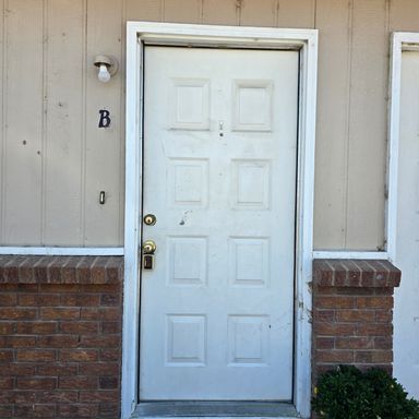 Spacious 2-level 2BR/1BA – $1,250/mo