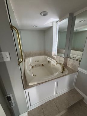 Luxury Apartment in Downtown Lancaster (ALL Utilities Included) – photo 1