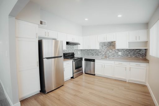 2 Bedroom Apartment with Garage Parking – photo 1