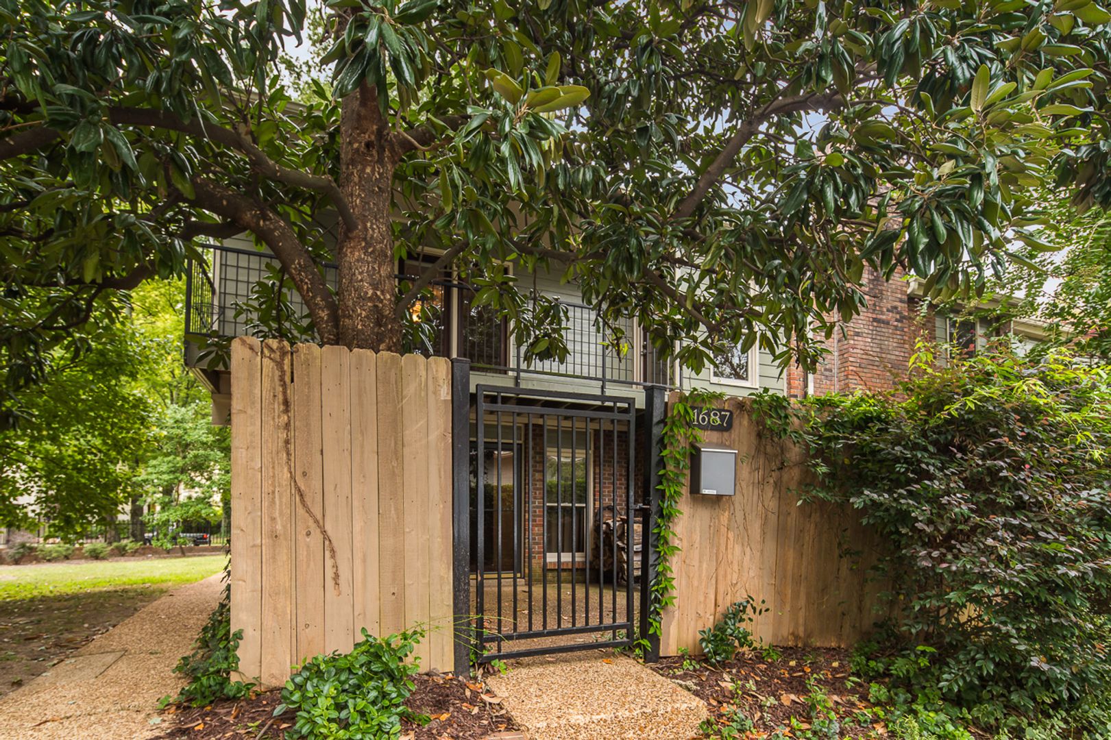 Memphis House: 1687 Regents Park Dr