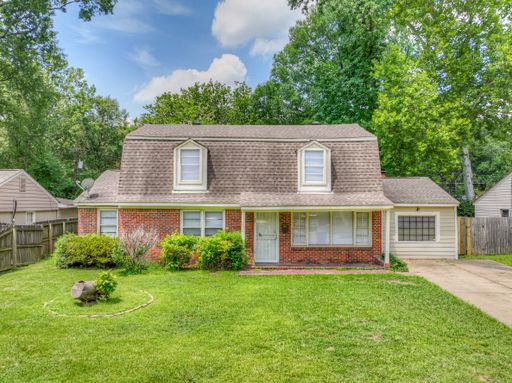 Large 5-Bedroom Home with Hardwood Floors & Fenced Yard – photo 1