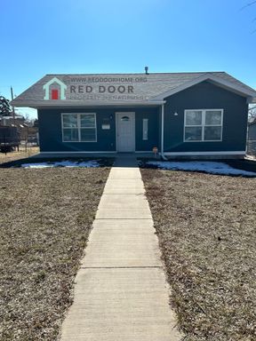 Three Bedroom Home with Large Yard – photo 1