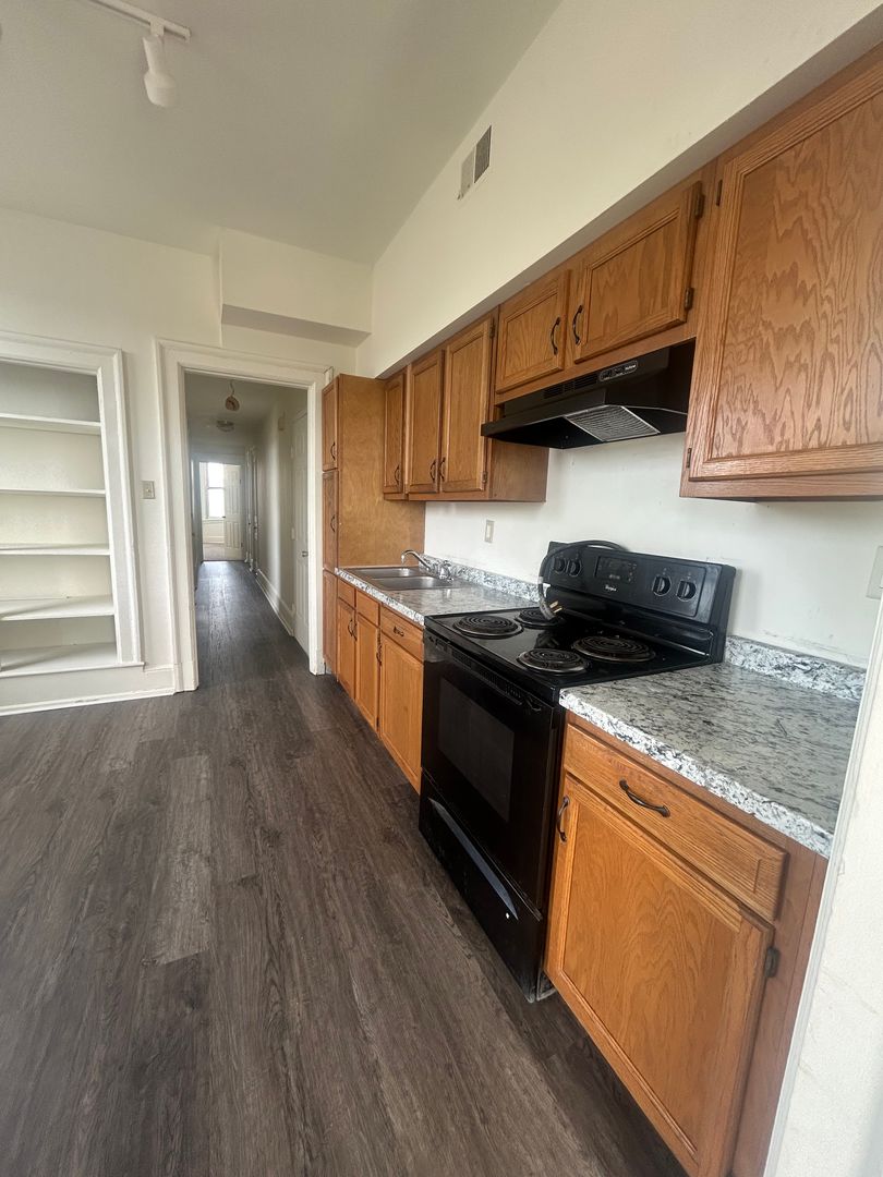 York Apartment: 242 S George St