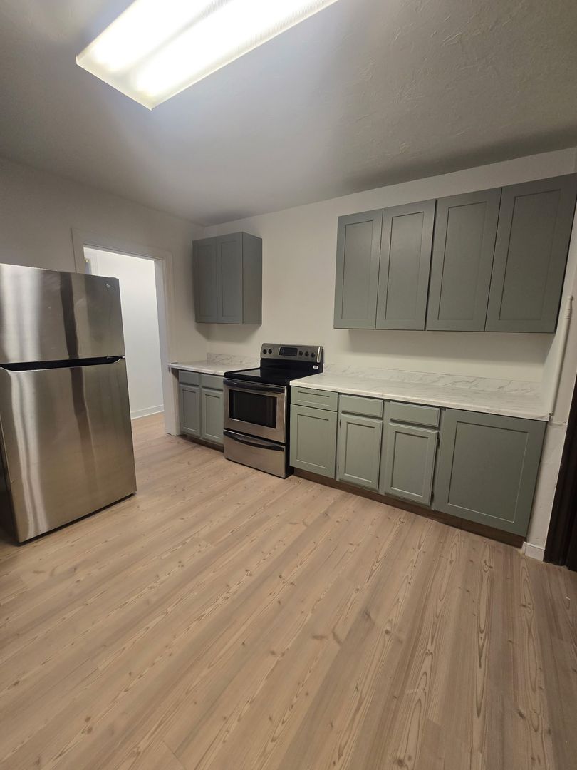 Lebanon Apartment: 247 S 8th St