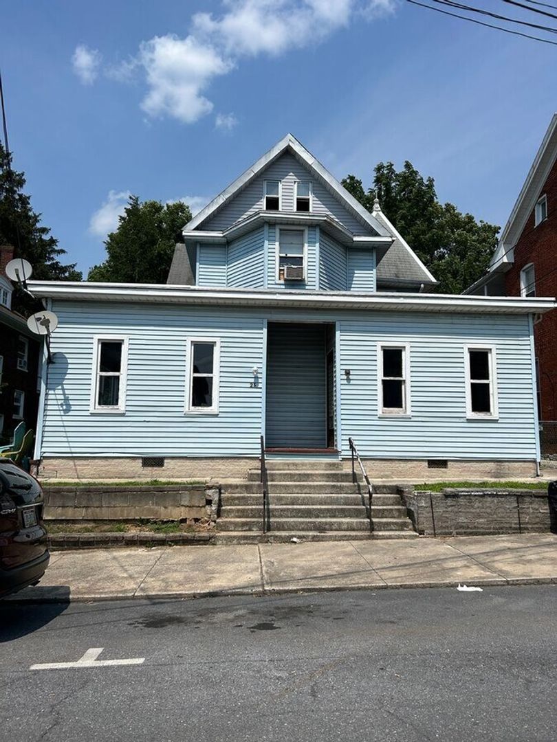 Shippensburg Apartment: 25 N Washington St