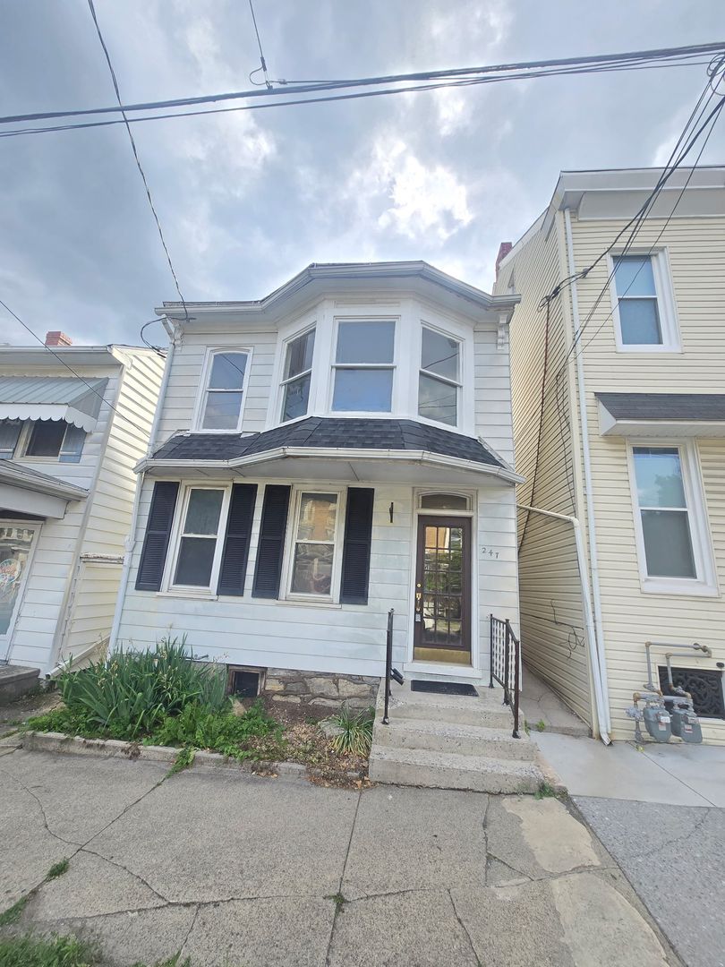 Lebanon Apartment: 247 S 8th St