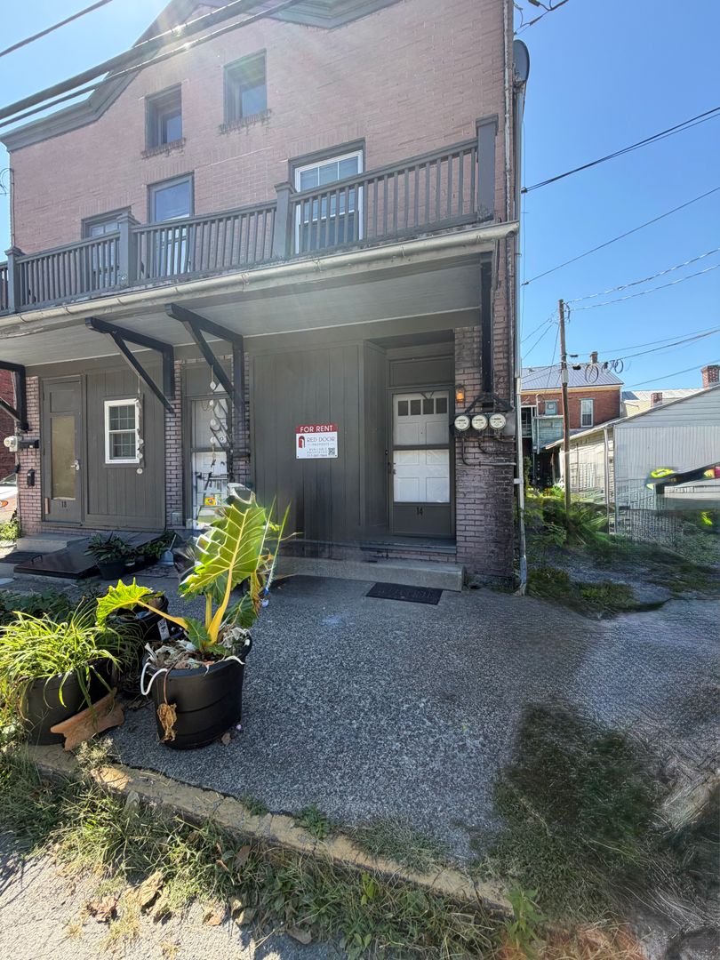 Newport Apartment: Penn Ave