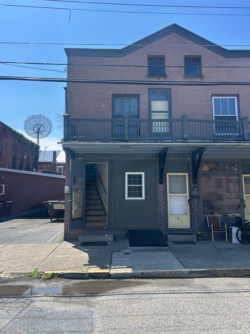 Newport Apartment: Penn Ave