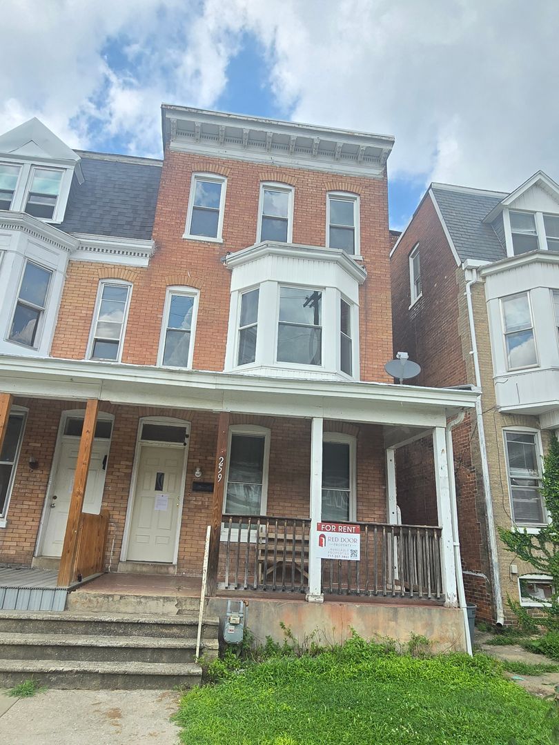 York House: 259 W Jackson St - Unit 1