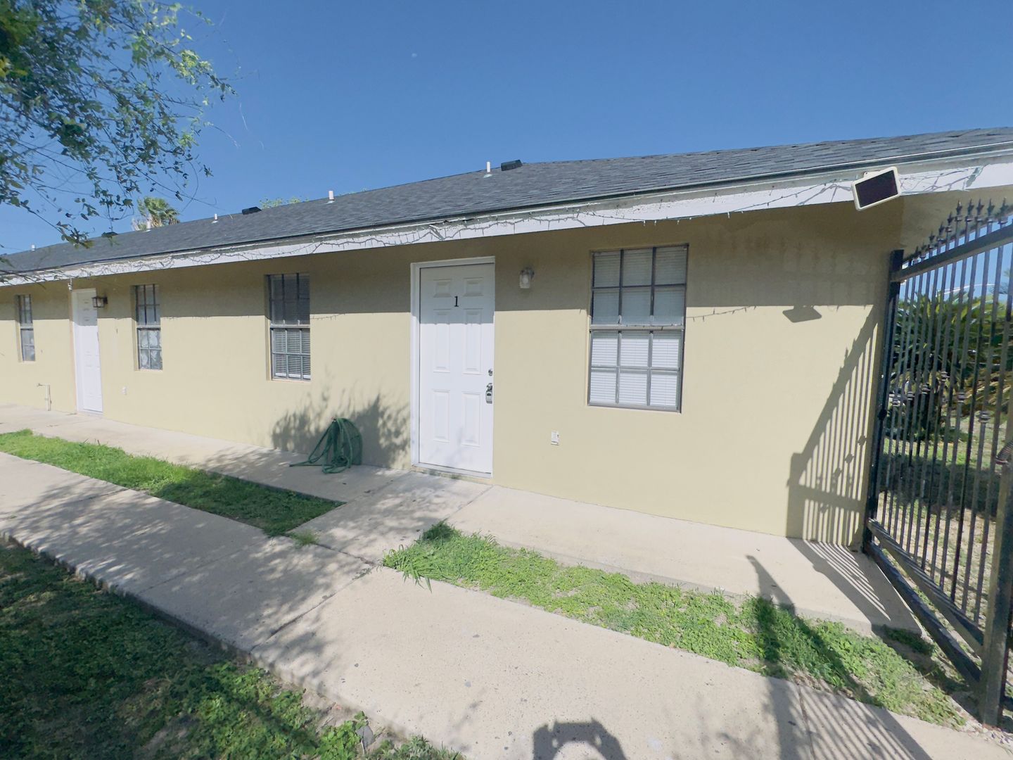 Mission Apartment: 825 W First St