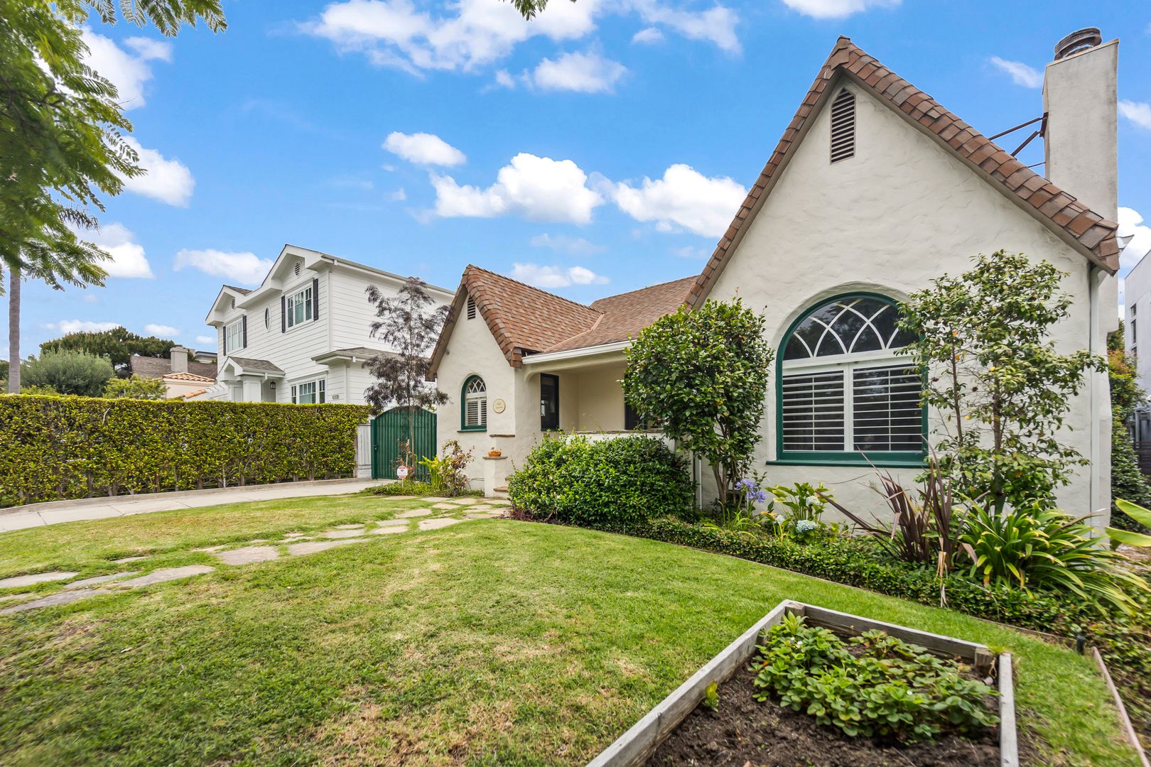 Los Angeles House: 10342 Keswick Ave
