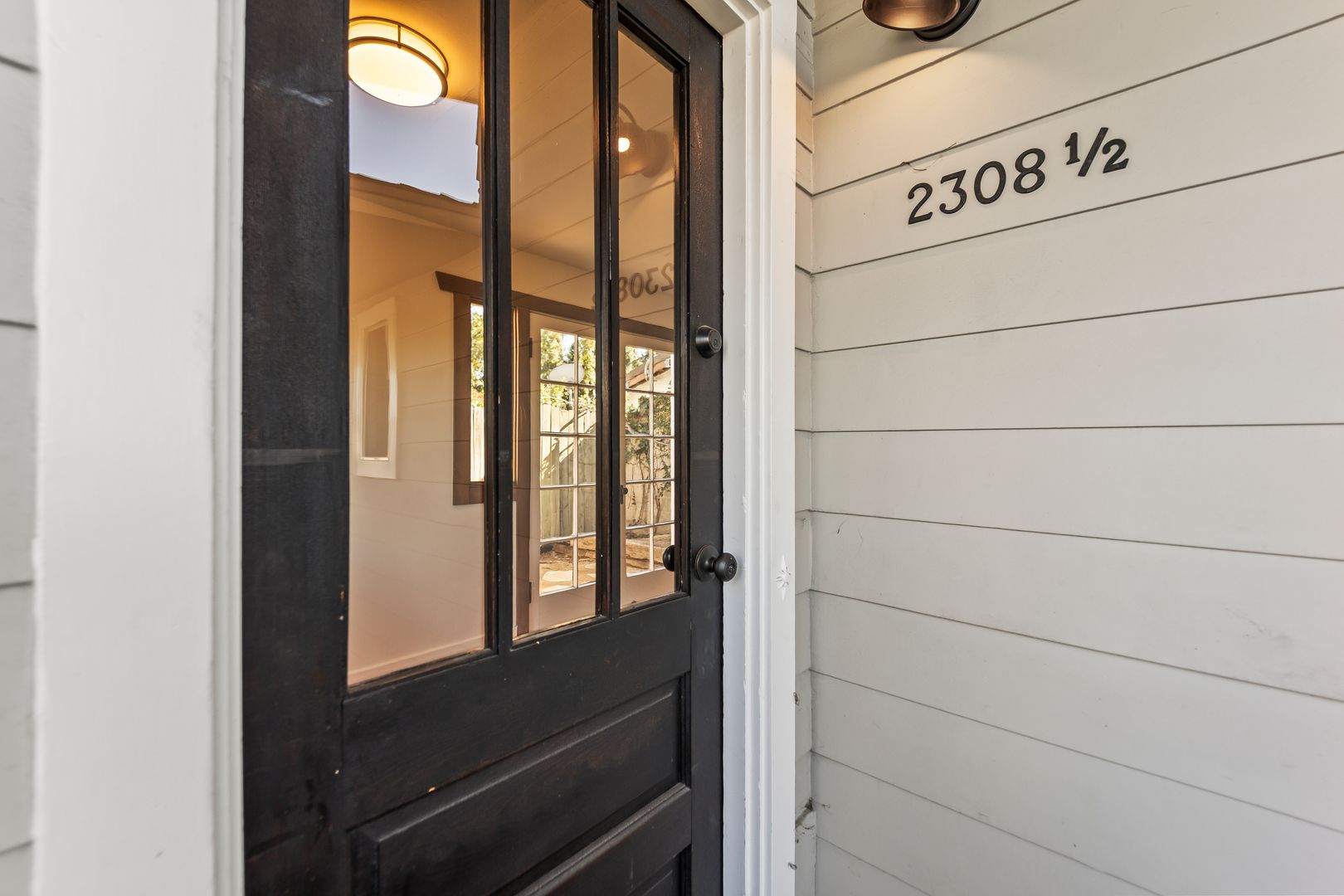 Los Angeles Apartment: 2306 Duane Street