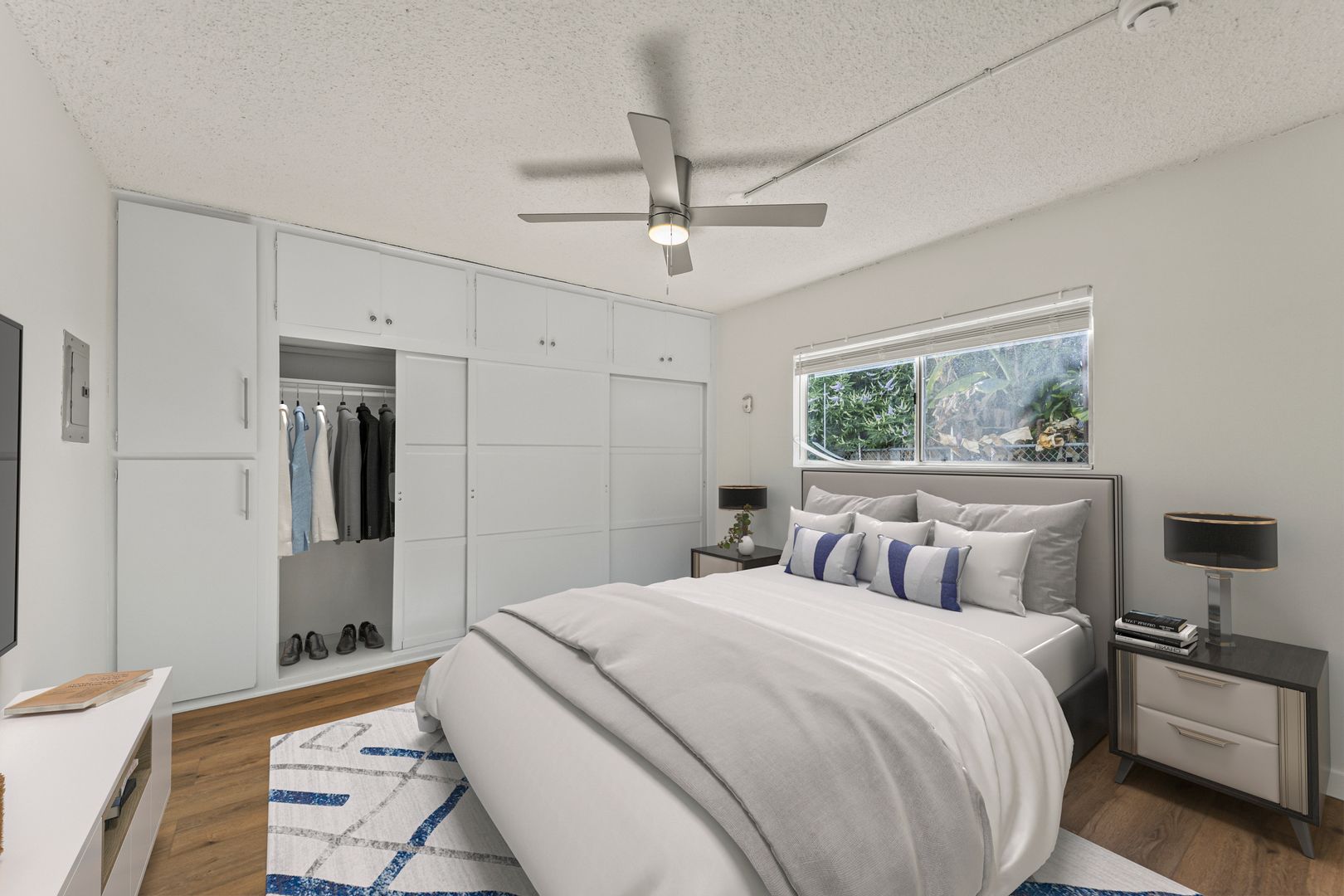 Los Angeles Apartment: 3205 W 60th St