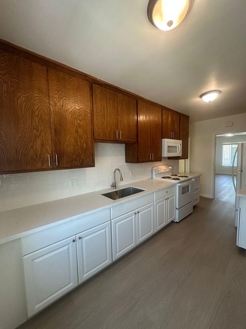 Sherman Oaks Apartment: 14525 Albers St