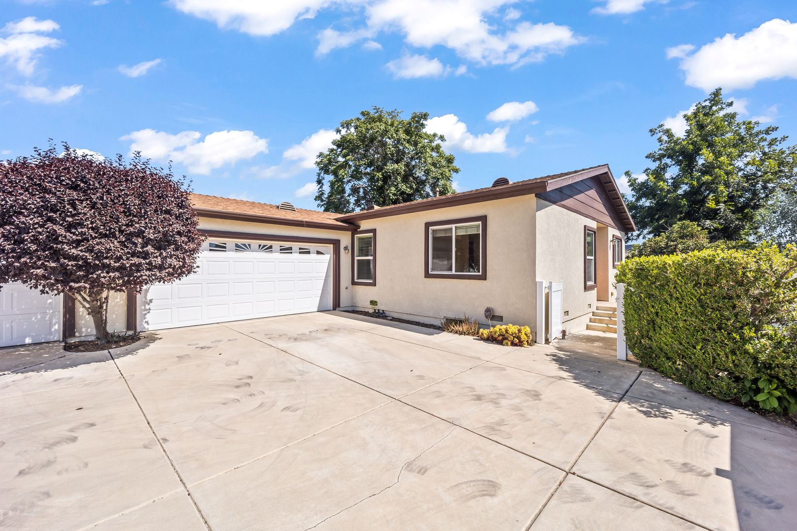 Altadena Townhome: 260 Acacia St.