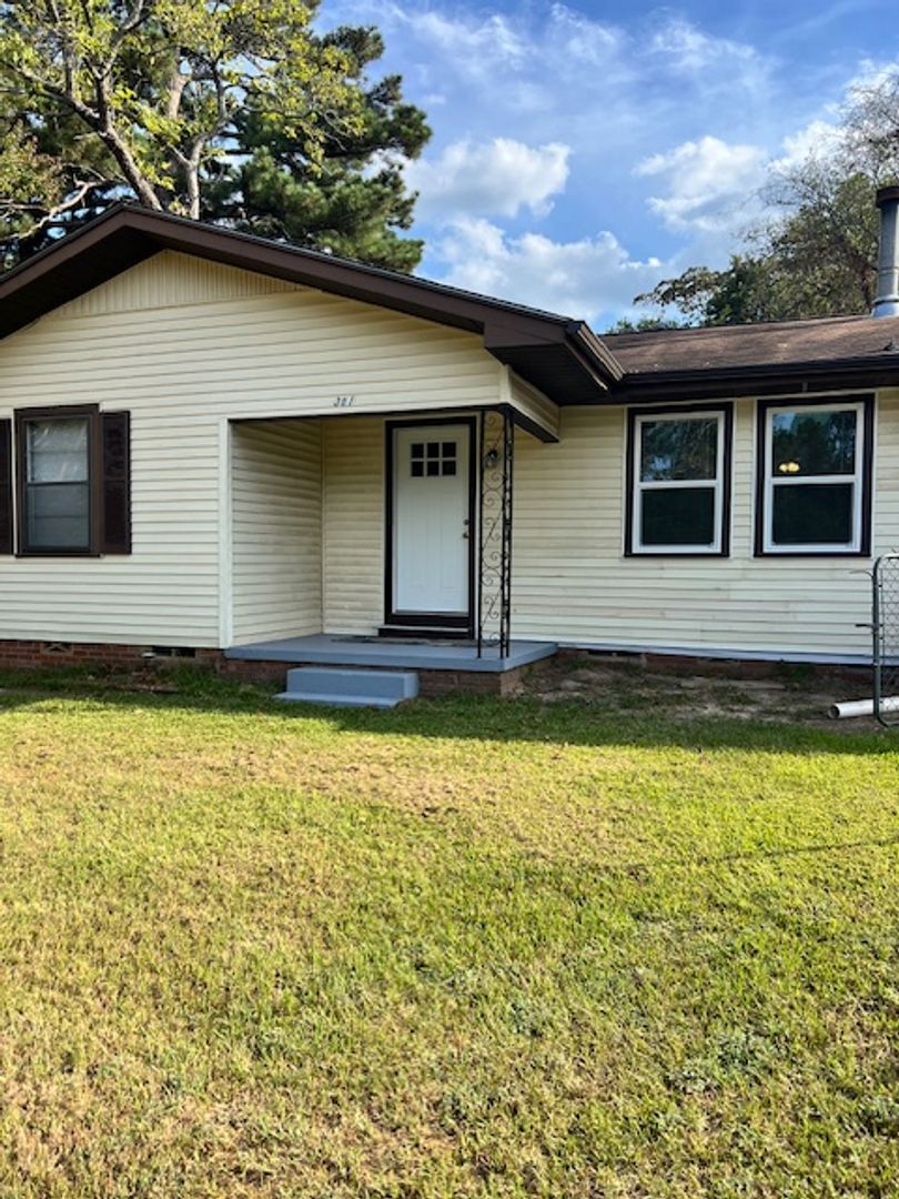 Ore City House: 301 W Main St