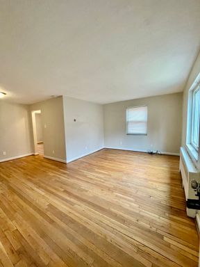 Spacious 1 Bedroom Apartment with Garage Space in the heart of Bellevue! – photo 1