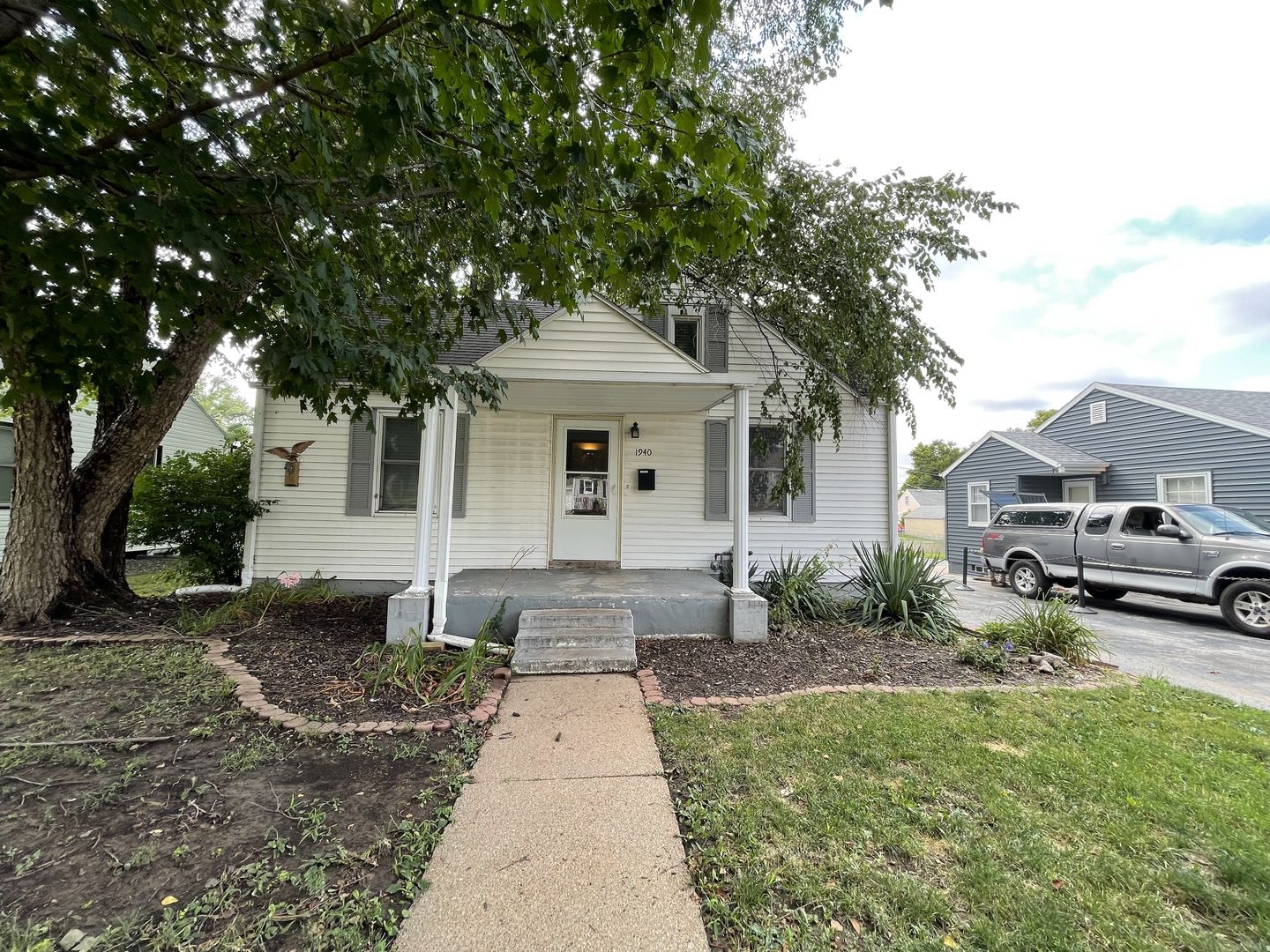 Omaha House: 1940 S 48th St