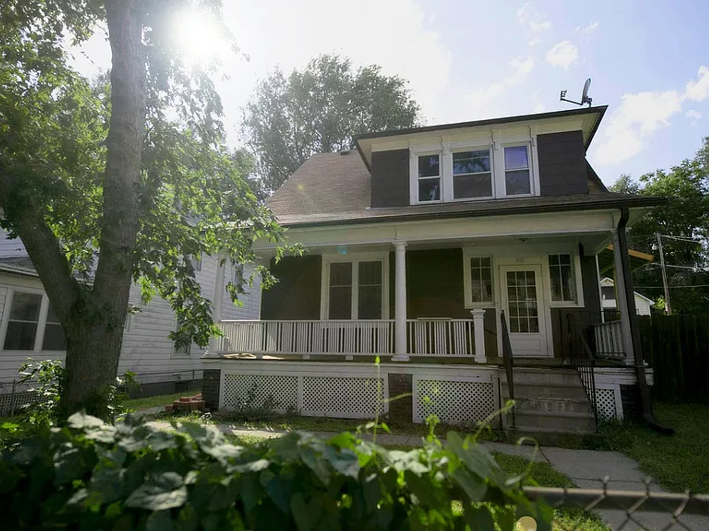 Omaha House: 910 S 25th St