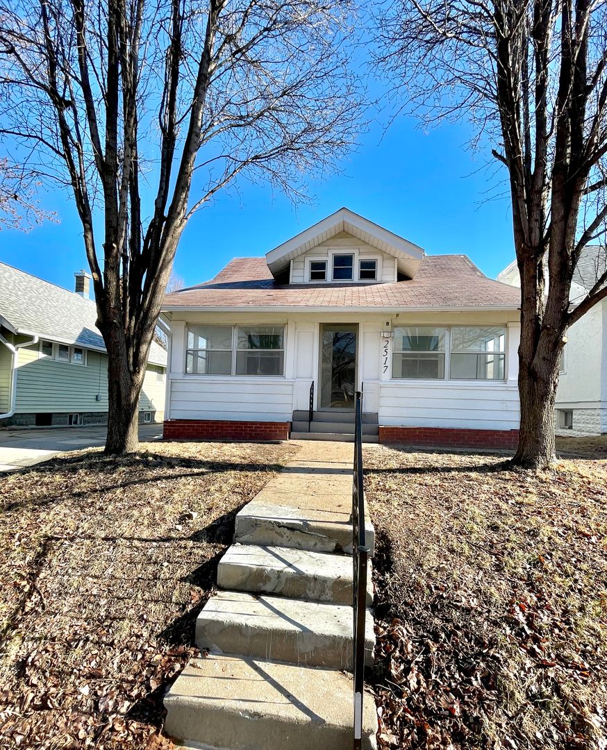 Omaha House: 2517 N 49th St