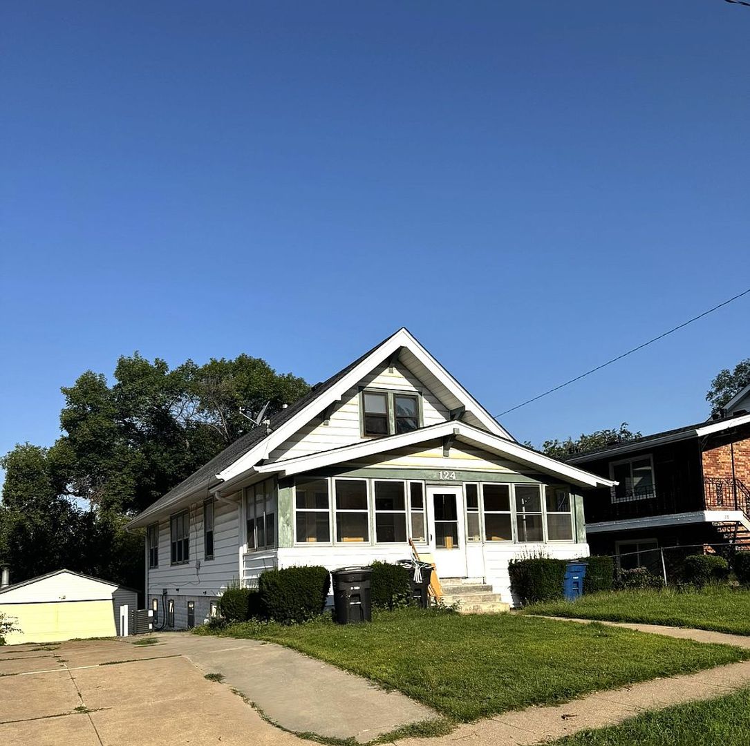 Omaha House: 124 N 43rd St