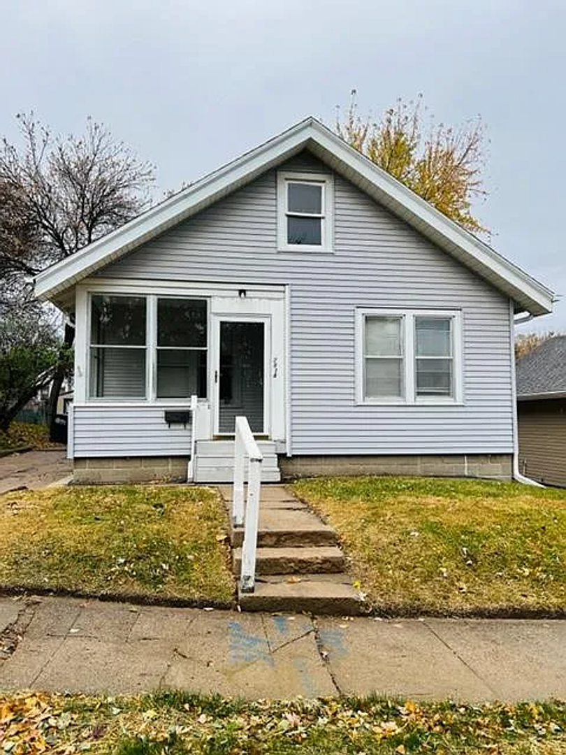 Omaha House: 2914 N 49th Ave