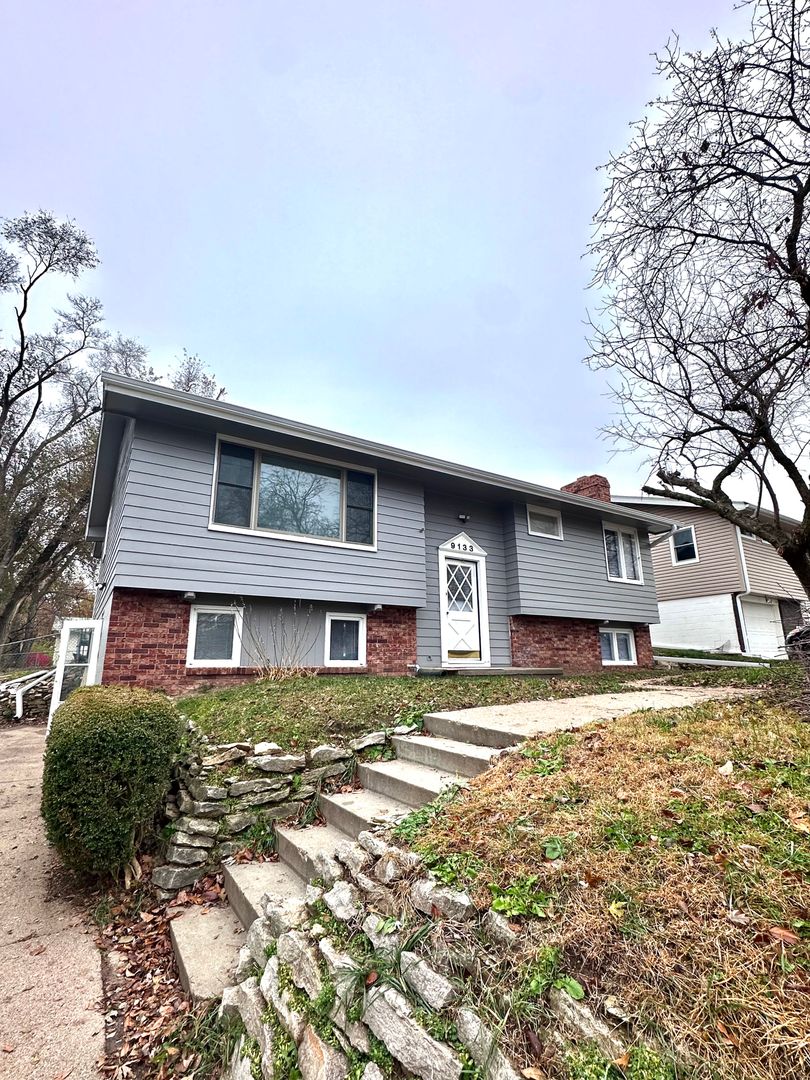 Omaha House: 9133 Ames Ave