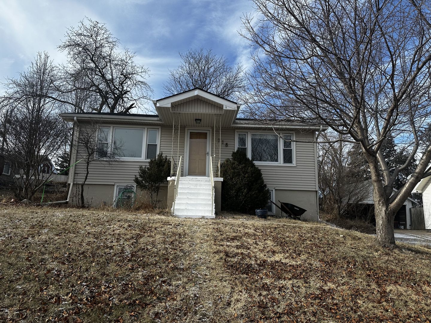 Omaha House: 718 N 86th St