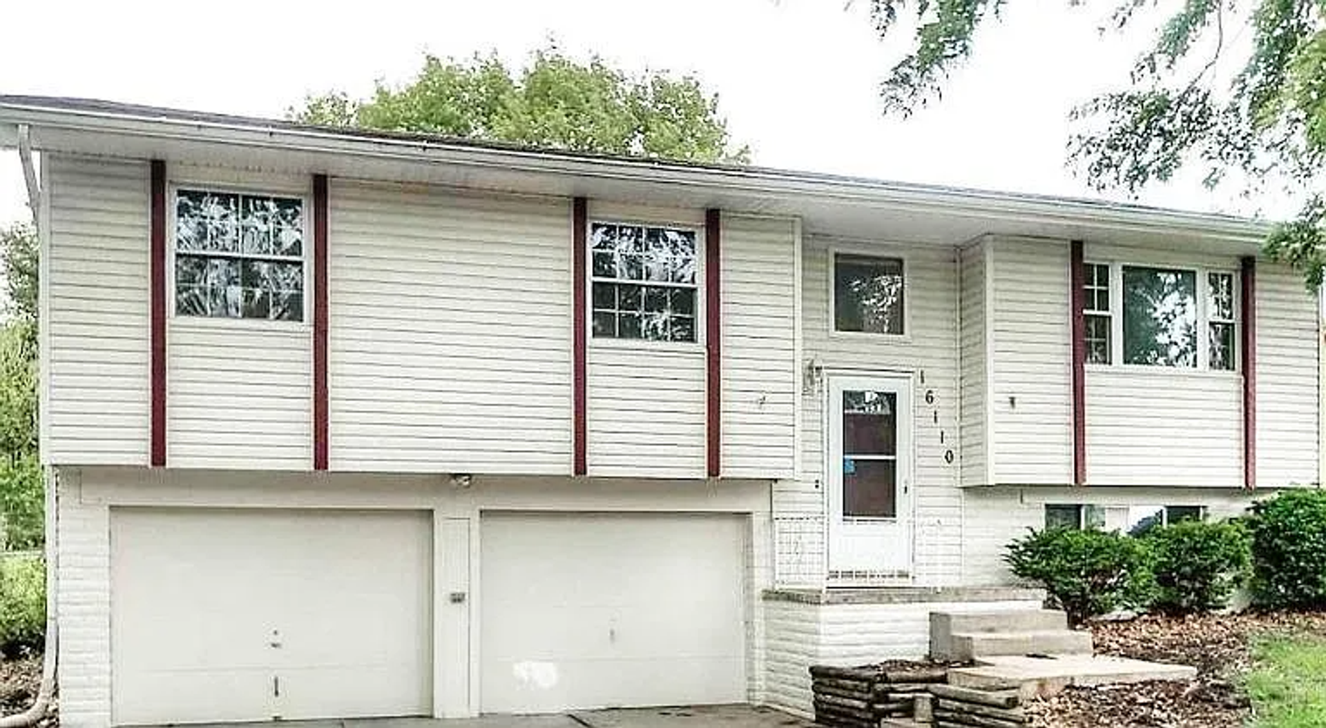 Omaha House: 16110 Hickory St