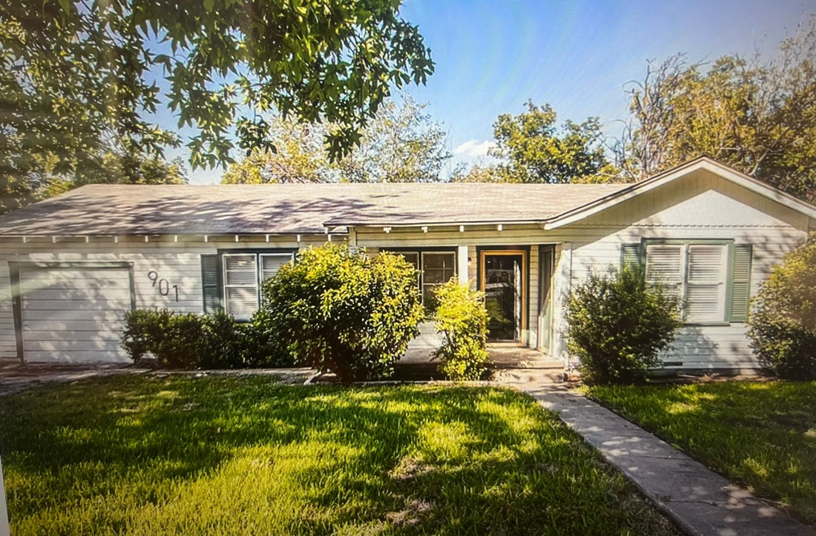 Valley Mills House: 901 E Avenue C