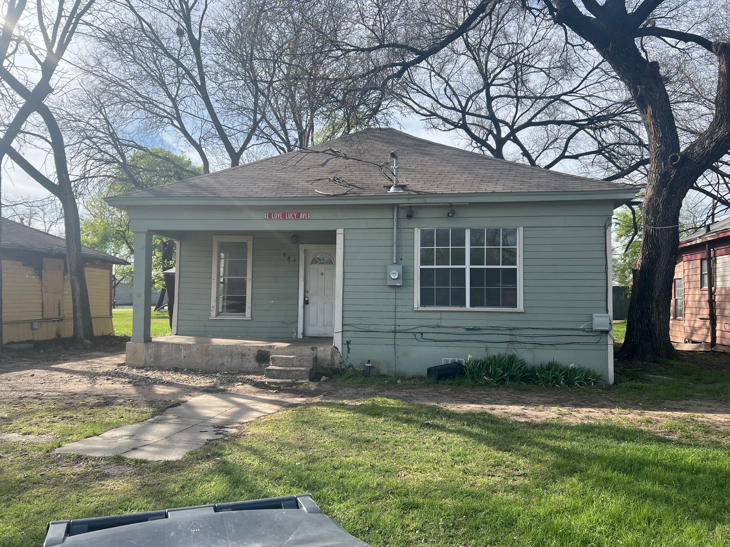 Waco House: 804 E Calhoun Ave