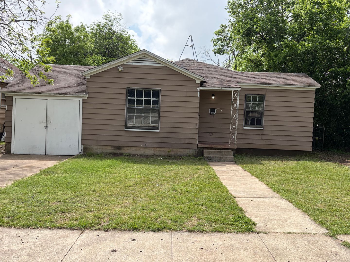 Waco House: 1920 Windsor Ave