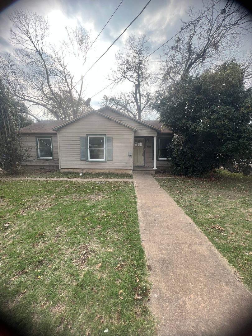 Waco House: 3704 N 25th St