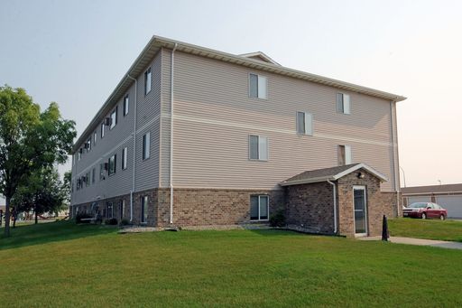 1 Month Free! Top Floor 3 Bed - Pets Welcome - Parking And Laundry – photo 1