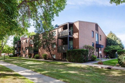1ST MONTH FREE - 2 BED - 2 BATH - GARAGE - CATS OK - LAUNDRY - GARDEN LEVEL – photo 1