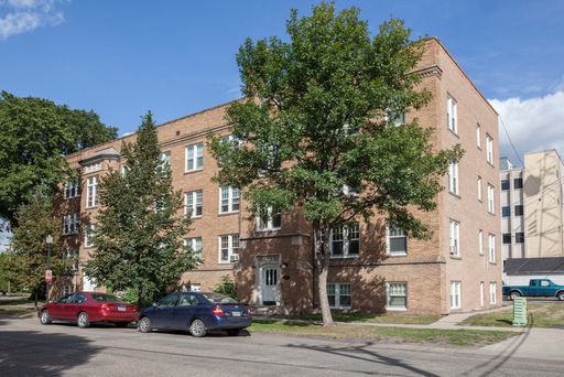 HUGE 1 BEDROOM IN QUIET BUILDING - PETS WELCOME - PARKING INCLUDED - FREE HEAT – photo 1