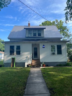 Free Utilities - Main Floor - All Pets Welcome Without Fees! - Parking Included – photo 1