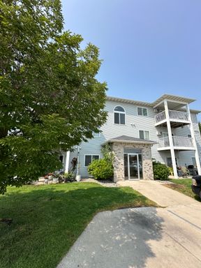 1ST MONTH FREE - HUGE 2 BED/2 BATH - GORGEOUS NEW FLOORING. - DOUBLE GARAGE - ALL PETS WELCOME - LAUNDRY IN UNIT – photo 1