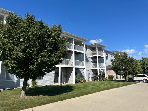 1 MONTH FREE - TOP FLOOR 2 BED - LAUNDRY IN UNIT - BALCONY - DOUBLE GARAGE – photo 1