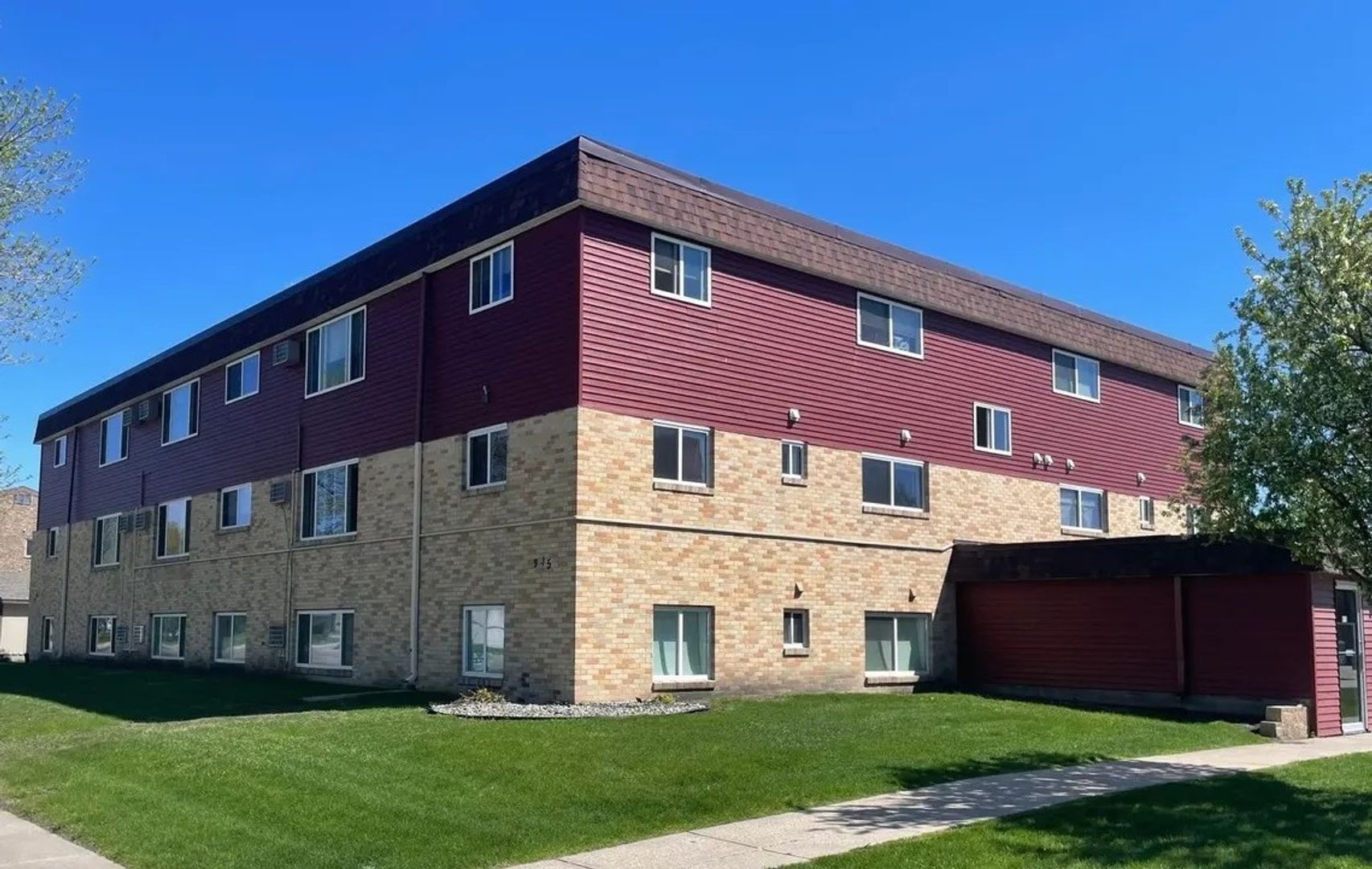 Moorhead Apartment: 915 32nd Ave S