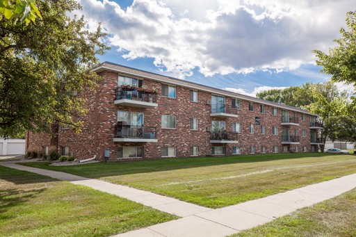 First Month Free Rent - 2 Bed - Garage Included - Balcony - Pets Welcome – photo 1