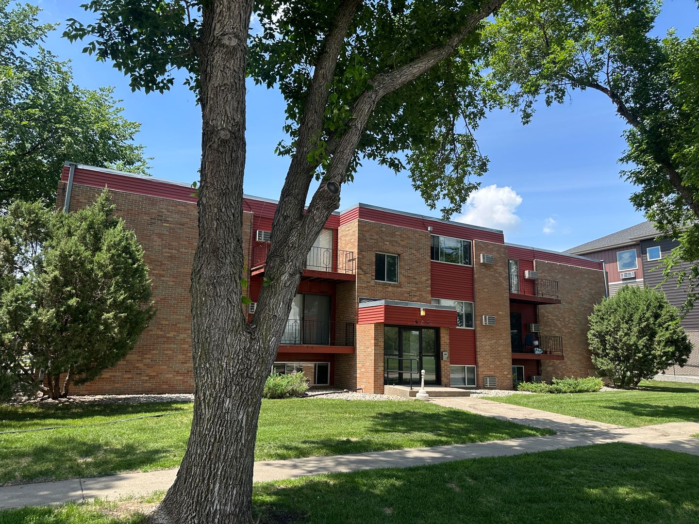 Fargo Apartment: 902 15th St N