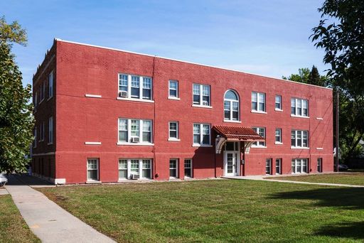 1 MONTH FREE RENT - HUGE 1 BED - PETS WELCOME - TONS OF PARKING – photo 1