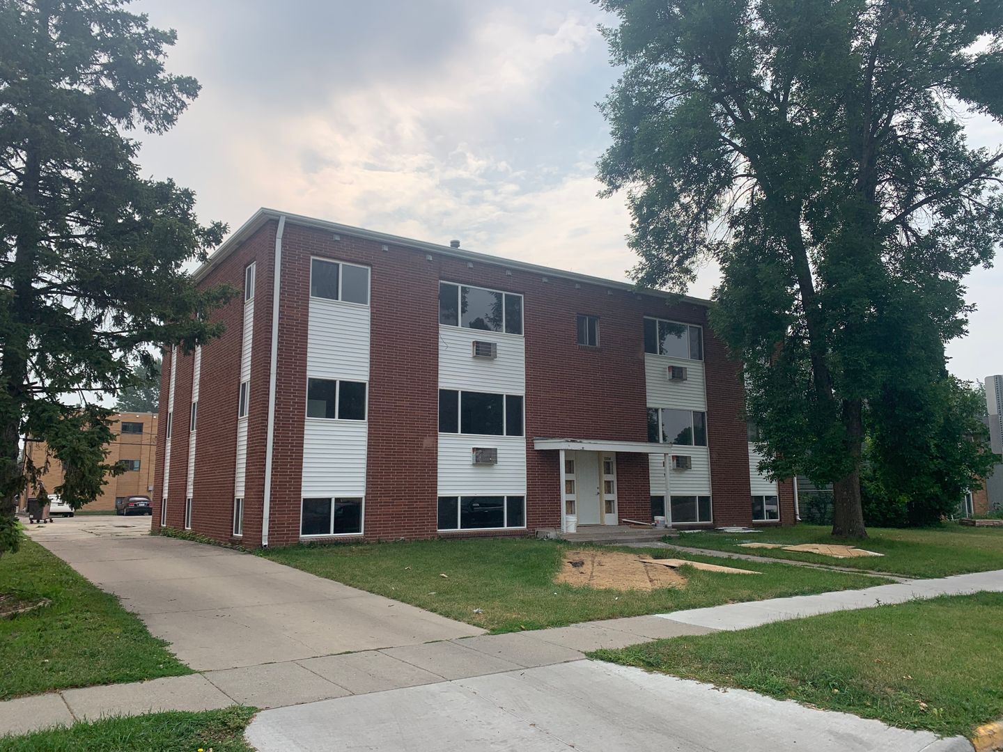 Moorhead Apartment: 1004 18th St S
