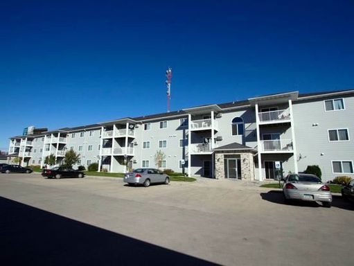 First Month Free - Main Floor 2 Bed - Private Patio - Double Garage - Pets Welcome – photo 1