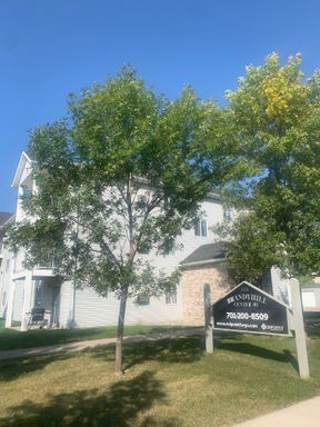 1 Month Free - Pet Friendly - 2 Bedrooms - Double Garage - Free Heat - AC – photo 1