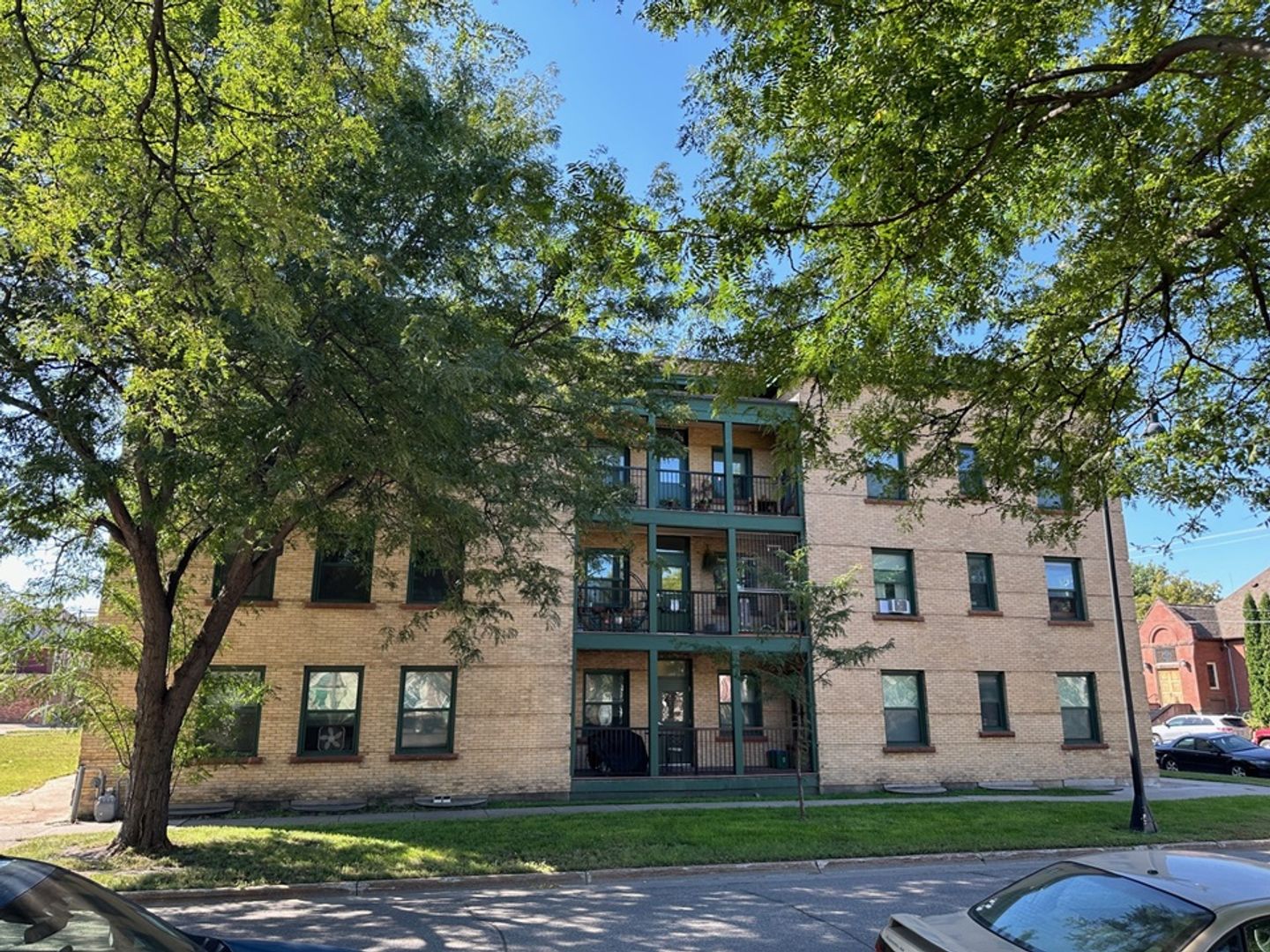 Fargo Apartment: 102 9th St S