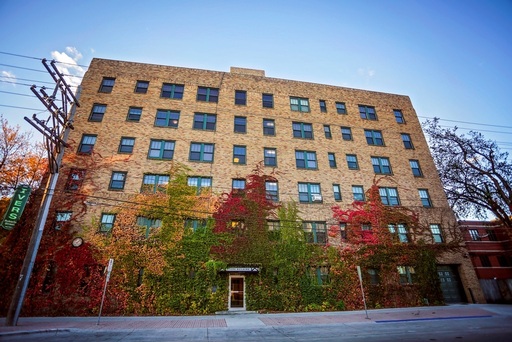 1 MONTH FREE - MASSIVE TOP FLOOR UNIT - RESERVED PARKING - ELEVATOR – photo 1